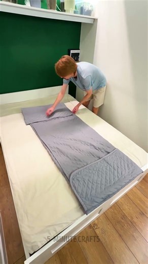Two in one: both a blanket and a pillow in 30 seconds (I'll show you the fold) 🔄🧩⏱️