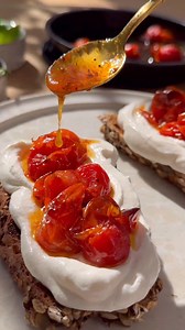 Den lækreste frokost i form af ristet brød med pisket hytteost og honningbagte tomater 🍅🍯🌿 Sprødt, cremet og bare hamrende smagfuldt🤗 Har du bare lyst til noget let og lækkert fungerer det også perfekt til aftensmad - jeg er vild med det 🤗 Link til opskrift finder du i kommentarfeltet - måske du kender én der skal prøve opskriften? ♥️ | Gourministeriet