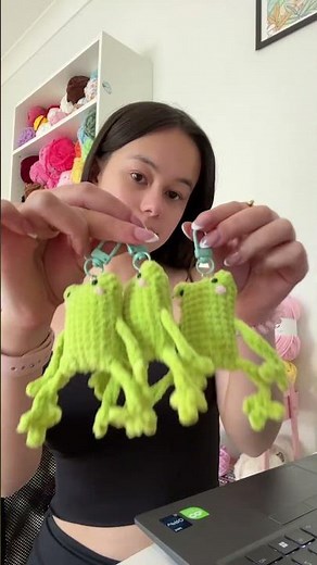 Crocheting a frog keychain 🐸 #crochet #amigurumi #keychain #frog