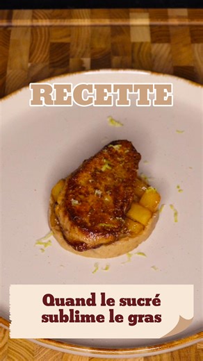 K.K.M Le Garçon Boucher 🍖 on Instagram: "✨𝐔𝐧𝐞 𝐞𝐧𝐭𝐫𝐞́𝐞 𝐪𝐮𝐢 𝐝𝐨𝐧𝐧𝐞 𝐢𝐦𝐦𝐞́𝐝𝐢𝐚𝐭𝐞𝐦𝐞𝐧𝐭 𝐥𝐞 𝐭𝐨𝐧 𝐝𝐮 𝐫𝐞𝐩𝐚𝐬 Pour Noël, on cherche souvent l’équilibre parfait : un plat élégant, généreux, mais facile à exécuter, sans pression. Ce foie gras poêlé, déposé sur une compotée de pommes maison, offre exactement ça : ✨ Une cuisson rapide et précise ✨ Un foie gras fondant et doré ✨ La douceur fruitée de la pomme pour contrebalancer la richesse Une entrée raffinée, idéale pou