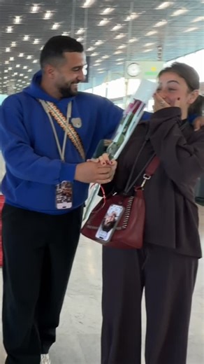 LaDebrouille on Instagram: "We’re celebrating Valentine’s Day here 🌹✈️ On a déroulé le tapis rouge pour les couples d’amoureux à l’aéroport Paris-Charles-de-Gaulle. Pour l’occasion, on a offert des roses aux amoureux. Un immense merci à @parisaeroport et à ses équipes pour leur accueil à l’aéroport Paris-Charles-de-Gaulle ✈️ N’hésitez pas à arriver un peu en avance avant votre vol pour profiter des grands espaces et des différents terminaux, ils sont vraiment incroyables ! Collaboration commerc