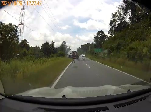 535K views · 4.8K reactions | Kejadian baru berlaku di jalai Majau Kenawit, no plat kereta yang terbabit dlm kemalangan (QS2435D) Axia. Harap² mereka selamat. Sorry for the bad quality.  | Johnson Chudat | Facebook