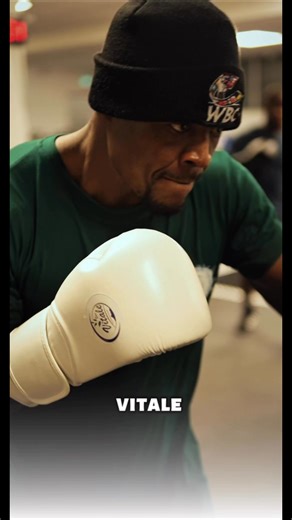 Quand tu vois un gars qui va tout donner lors de son combat ce samedi 13 décembre, tu sais 😎. La vitalité sera bel et bien au rendez-vous 🥊💚. #EauVitale #Eaumineralenaturelle #KLS #teamkls | Eau Vitale Cameroun