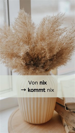 Carolin • Feng Shui Expertin • Wohlfühlen leicht gemacht on Instagram: "1. Harte, kaputte oder schmutzige Dinge unter dem Bett entfernen 2. Einen Raum bewusst leerer lassen ➡️ nicht alles muss voll sein 3. JETZT einen Gegenstand entfernen, der dich jedes Mal nervt 💪🏼 4. Einen Lieblingsplatz neu definieren (ohne etwas zu kaufen) 5. Dinge reparieren oder konsequent gehen lassen 6. Eine Schublade komplett leeren und neu einsortieren 7. Alte Notizzettel, Listen und Zettelwirtschaft entsorgen 8. Ab