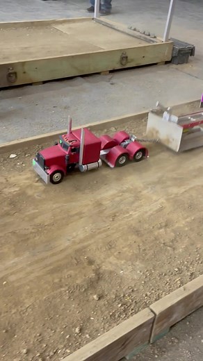 #rc #rctruck #rctractorpulling #tractorpulling #remotecontrol #ovalrc RC truck pulling