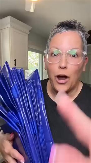 📦 “If you’re moving soon, listen up: these zip-top moving bags just made cardboard boxes look like caveman tools. 🧳 They hold a ton, zip shut, stack like champs, and fold down to basically nothing when you’re done. Plus, they come with label pockets so your movers don’t leave your shoes in the kitchen. I bought 40… no regrets. 😂 #MovingHack #PackLikeAPro” | Absorbready/