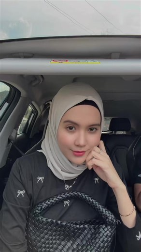 Stylish Kiera Daily T-Shirt & Queen Small Bag