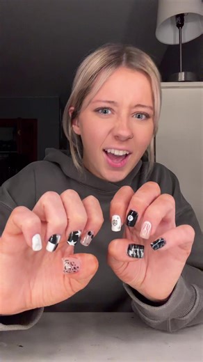 yayy finally claws are back, and they match my hair 😏 my eczema has been terrible so I haven’t done them! #annae #annaoutdoor #annaenails #westernnailinspo #nailinspo