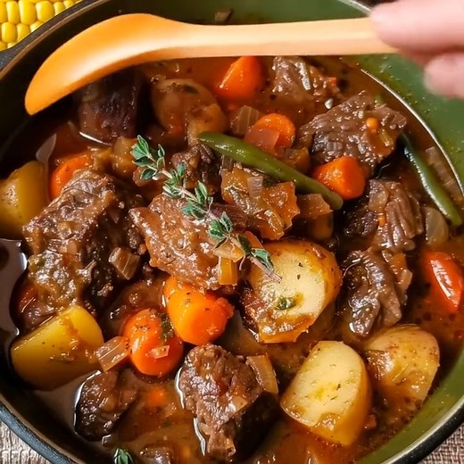 "This Old Fashioned Beef Stew is pure comfort in a bowl with tender beef, hearty vegetables, and all the right herbs and spices—it’s the best! Ingredients 2 tablespoons olive oil 2 pounds cubed beef stew meat 2 tablespoons all-purpose flour 4 cups water 2 cups beef broth 1/2 teaspoon salt Recipe in (c.o.m.m.e.n.t ).👇" | Simply Homemade Delights