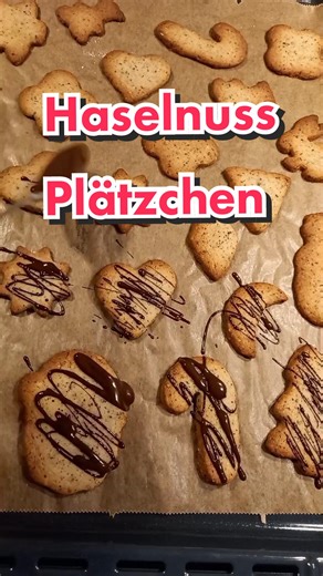 Leckere Haselnussplätzchen 😍 Zutaten: 200g gemahlene Haselnüsse 250g Mehl 100g Puderzucker 250g Butter 1 Pck. Vanillezucker 1 Prise Salz Kuvertüre Zubereitung: Alle Zutaten zu einem Teig verkneten. Den Teig ca. 1h kalt stellen. Dann den Teig ausrollen und Plätzchen daraus ausstechen. Bei 180 Grad Umluft für ca. 10 Min backen. Gegebenenfalls mit Kuvertüre verzieren. #haselnussplätzchen #haselnuss #Plätzchen #plätzchenbacken #baketok #cooktok #kochenundbacken #gebäck #kekse #winterzauber #weihnac