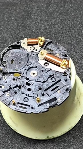 Mais um vídeo satisfatório manutenção Seiko 7T32 realizado a revisão, reparo no circuito, polimento, banho de ouro, troca do vidro e troca das vedações #descomplicadoresdarelojoaria #mundodarelojoaria #relogiomasculino #Citizen #seikowatches #seikowatch #seiko #orientwatch #orientwatches Part 14 | Elizeu Ferraresi Relojoeiro | Facebook