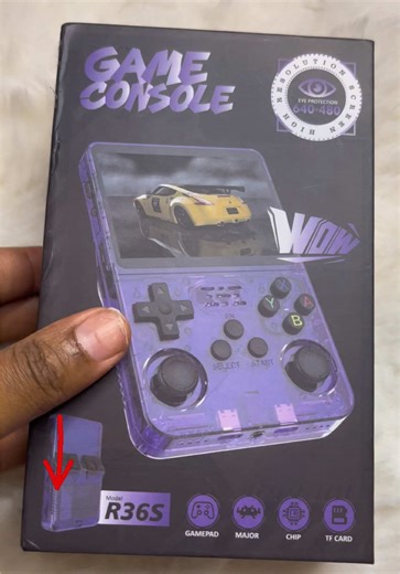 Console de jeux vidéo HD R36 S avec 15 000 jeux et 19 émulateurs intégrés. Profitez d’une expérience rétro et moderne à la fois, compatible avec TV HD pour des graphismes nets. Compacte et facile à utiliser, elle est idéale pour les fans de jeux classiques et pour toute la famille. #ConsoleHD #R36S #15kJeux #Émulateurs #RétroGaming