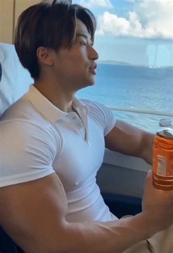 窓の外は青い海と入道雲。 何もしない贅沢な移動時間。 Watching the ocean pass by on a local train. 🚃☀️ #ローカル線 #車窓旅 #夏景色 #筋肉男子 #AIvideo