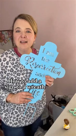 How to Add a Sign to a Wreath 🌿 A modified yard stake sign makes the perfect focus piece for a wreath. #wreathdiy #newwreathmaker #etsyseller #beginnerwreathmaker #howtomakeawreath #WreathWorkshop #springdecor #diyspringcrafts #3littegreenwoods #diyspringdecor #easterdecor #eastercraft #springwreathtutorial #diywreath #floralwreath #diyfloralwreath #frontdoorwreath #springwreath #wreathmakingtools #wreathsupplies | 3 Little Greenwoods Creations