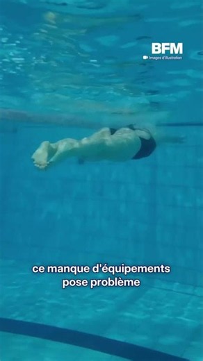 Elected official swims in a puddle to protest lack of swimming pools in Brussels