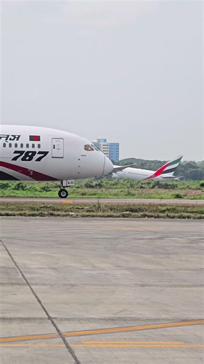 Emirates Boeing 777 Powerful Takeoff | Pure 777 Engine