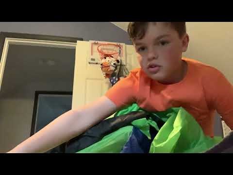 How to put on a Alien costume ￼