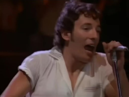 “Dancing In The Dark” – Bruce Springsteen (1984) Released in 1984 as the lead single from the iconic album Born in the U.S.A., Dancing In The Dark became one of the most defining songs of the decade. Ironically, it was written under pressure—Springsteen’s manager, Jon Landau, insisted the album needed a hit single. Frustrated but inspired, Springsteen wrote the song overnight, channeling his own creative anxiety into what would become his biggest commercial success. The Meaning Behind the Song A