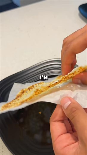 🧀 COTTAGE CHEESE CHIPS 🧀 👉 If you liked this video, grab my new cookbook for more protein cheat-codes (link in bio) 📚🔗 🥕 Tracked this snack with the @tryfithub app — it gives you an instant macro estimate just by taking a picture, or you can use the “describe” feature to log foods by weight for even more precision. Ingredients: 👇🏽 150g - Cottage Cheese (fat free) Spices of your choice (optional) Instructions: 👇🏽 -Blend cottage cheese and dollop onto parchment paper. -salt it and add an