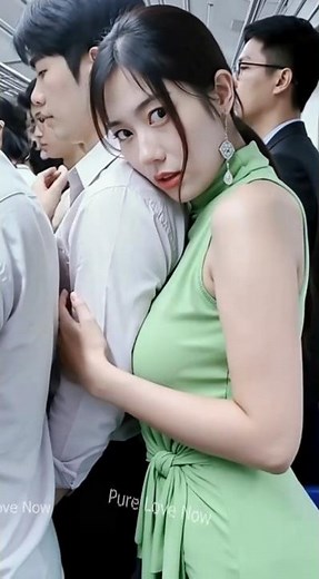 Japan's subway rush hour 🚇 Tokyo metro Asakusa line commute #japan #trains #subway