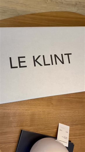 Kan du gætte, hvilken lampe fra LE KLINT, Rasmus er ved at samle? Vi kan afsløre, at det er en ægte klassiker, designet af Flemming Agger i 1979 ✨ En lampe, mange er vokset op med, mens andre først forelskede sig i den senere i livet. Hvad er dit bud? | Rosborg Møbler