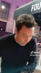 Jimmy firmando ✍️ autógrafos al llegar al juego de los Knicks. 🏀 12 de noviembre de 2025. | Jimmy Fallon Latin America FANS