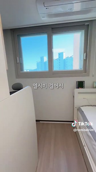 아이 방 책상 배치 변경으로 아늑함 더하기