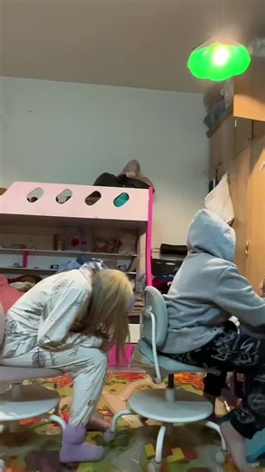 ‏😭😭😭 @BlUE SHORTS GUY📷🧟 @Shahouda🙈🩷