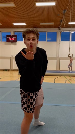 Chef‘s Kiss cause I‘m cooking with these one legged backflips 😘#athlete #flip #tricking #gymnastics