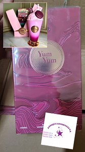 🍦✨ ¡Advertencia! Este perfume-helado NO se come… pero dan ganas 🤤💗 Porque Yum Yum huele tan delicioso que provoca antojo desde que destapas la tapa. Dulce, cremoso, coqueto y súper femenino… ¡literalmente un postre convertido en fragancia! 🍨💕 ✨ Perfecto para: ✔️ Que todos pregunten “¿Quién huele tan ricooo?” ✔️ Desatar antojos peligrosos a tu alrededor 😏 ✔️ Ser la más dulce… sin nada de azúcar. ¿Lista para oler tan rico que te quieran morder? 👀💋 💟 Yum Yum, el perfume que parece helado y