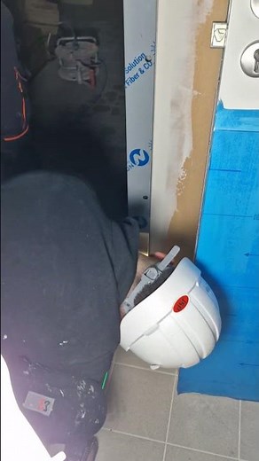 Pose d'une porte de service coupe feu