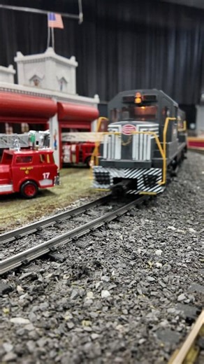 New York Central GE U25B 2525 rounds the bend with a mixed freight #ModelRailroad #ModelRailway #ModelTrains #GScaleTrains #GGaugeTrains | The Trainboard