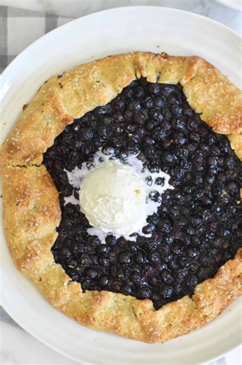 ✨Rustic Blueberry Crostata✨As promised, here is the full video recipe for this free form and worry-free delicious pie. It’s the perfect dessert for those of you who love pie (who doesn't, really?!?) but find the whole pie-making process too much work and overwhelming.Here is my NEW recipe for you INGREDIENTSFor the pie crust:* 1 1/2 cups (180 g) all-purpose flour* 1/4 cup (40 g) yellow cornmeal* 2 tablespoons (30 gr) of sugar* ½ teaspoon of salt* 1 lemon, grated zest* 4 oz (115 g) unsalted butte