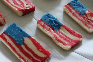 AMERICAN FLAG COOKIES! These are so much easier than they look and my kids thought these were so much fun to eat, perfect for a party! http://www.passionforsavings.com/american-flag-cookies-recipe/ | Passion For Savings
