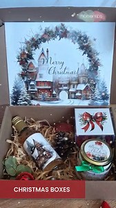 🎄 Christmas Box Jingle Bells 🎁 Opción 1: Caja kraft color natural 1 botella de vino rosado de 187 ml 2 cajitas rellenas de 8 x 8 cm: - Mix gomitas enchiladas - Palomitas caramelo y cheddar - Pretzels - Caramelos de menta Decoración navideña Opción 2: Caja kraft color natural 1 botella de vino rosado de 187 ml 1 cajita rellena de 8 x 8 cm: - Mix gomitas enchiladas - Palomitas caramelo y cheddar - Pretzels - Caramelos de menta 1 vela aromática de 200ml Decoración navideña En Momentips tenemos lo