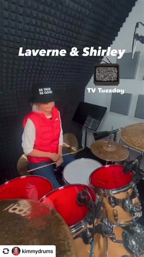 @kimmydrums Laverne & Shirley (1976–1983) ⭐️ Theme: “Making Our Dreams Come True” 🎶 Charles Fox (music) & Norman Gimbel (lyrics) 🎤 Cyndi Grecco The Ron Hicklin Singers Players: 🥁 Mike Baird (drums) 🎸 Max Bennett (bass) 🎸 Ben Benay (guitar) 🎹 David Foster (keys) 🎺 Bobby Shaw • David Luell • Dick Hyde • Phil Teele • William Peterson (horns) 🎷 David Luell (sax) 🪘 Victor Feldman (perc) Thanks to my good friends @coffeefitnesslife for the sweet bucket hat! ❤️ #LaverneAndShirley #70sTV #Class