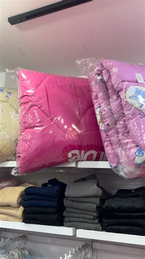 Les mamans 💕 le rayon pyjama fille & garçon est prêt 😍 Des modèles trop mignons, confortables et de super qualité ✨ Légers ou épais, parfaits pour toutes les saisons 🌤️❄️ Avec vos marques préférées : DISNEY, PRIMARK et bien d’autres 💫 🧸 Douceur, confort et style pour vos petits bouts | Vêtements bébé de marque et pas chers .