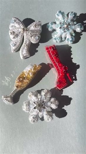 achiacane(アキアカネ)ビーズ刺繍 on Instagram: "ご覧いただきありがとうございます😊 12日販売開始のビーズ刺繍ブローチです✨ 動画の方が実物の感じが伝わりやすいかな？と思って撮ってみました。 (おしゃれに編集とか全くできない😂) 動画内のブローチは12日(月)22時からcreemaにて販売開始します🕙 連休最終日で早くお休みになりたい方もいらっしゃるでしょうが遅い時間で申し訳ありません🙏 明日から三連休の方も多いですかね🗓️ 寒いですがみなさんどう過ごされるんでしょう☺️ 体調に気をつけて楽しい週末を〜👋 ❄︎ ❄︎ ❄︎ #ビーズ刺繍ブローチ #handmadebrooch #ビーズ刺繍 #ハンドメイドブローチ #ハンドメイドアクセサリー"