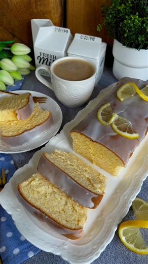 🍋 Pyszna babka cytrynowa - prosty przepis 🍋Składniki:( szklanka 250 ml, keksówka 12x30 cm)* 3/4 szklanki mąki tortowej* 3/4 szklanki mąki ziemniaczanej* 3/4 szklanki cukru* 1/2 szklanki oleju* 5 jajek* łyżeczka proszku do pieczenia* cytrynaLukier cytrynowy:* pół szklanki cukru pudru* 2 łyżki soku z cytrynySposób przygotowania:Oddzielamy białka od żółtek. Białka ubijamy na sztywno. Do piany dodajemy cukier partiami cały czas miksując. Następnie również patiami cały czas miksując dodajemy żółtka