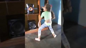 Niña de 6 años bailando bum bum tan tan