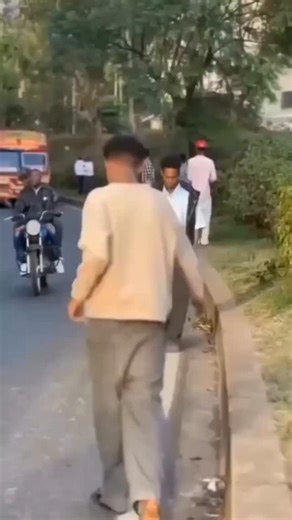 You Know Nothing on Instagram: "2001년 개봉한 영화 "A Beautiful Mind"*는 단순히 천재 수학자의 삶을 다룬 작품이 아니라, 인간이 내면의 혼란 속에서도 어떻게 사랑과 신뢰로 자신을 되찾아가는지를 보여주는 깊은 이야기입니다. 화려한 계산 장면보다 존 내쉬가 마음속 그림자를 이겨내려는 순간들이 훨씬 더 오래 기억에 남죠. 특히 그가 현실과 환상 사이에서 흔들리면서도 끝까지 아내를 향한 마음을 놓지 않는 모습은 묘하게 가슴을 저릿하게 만듭니다. 이 영화에서 감정을 완성시키는 요소는 바로 잔잔한 피아노 선율과 차분한 배경음악입니다. 처음에는 조용히 스며들지 만, 어느 순간 관객도 모르게 내쉬의 감정에 같이 잠기게 되 죠. 후반부, 아내가 내쉬의 손을 잡아주던 장면에서는 음악 과 화면이 자연스럽게 겹쳐지면서 눈시울이 뜨거워지는 경 험을 하게 됩니다. 많은 이들이 “이 장면만 떠올려도 이상하 게 마음이 찡하다"고 말하는 이유도 그 때문일 겁니다. 이