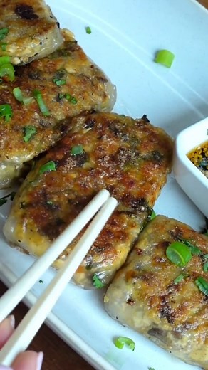 Crispy rice paper dumplings!! 🥵 So crispy on the outside but also soft and chewy on the inside they’re just soooo delish my gahd… these are a MUST TRY!! Follow 👉us for more delicious vegetarian recipes By- veganbrownting #plantbaseddiet #plantbased #plantbasednutrition #plantbasedmeals #lactoseintolerant #mushroom #veganfood #vegan | Vegan Meal