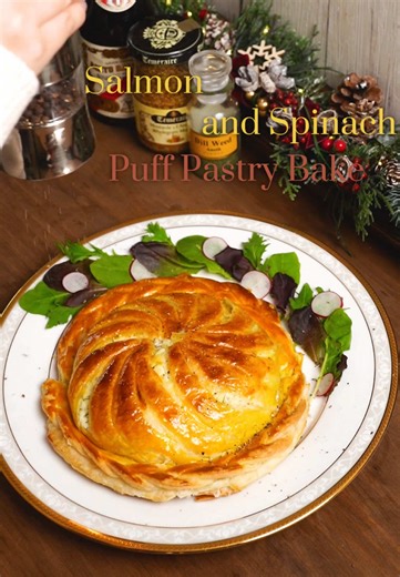 クリスマスのサーモンとほうれん草のパイ包み焼き