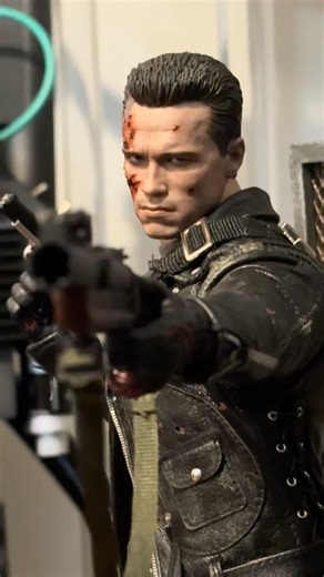 Hot Toys Terminator 2 Battle Damaged DX46