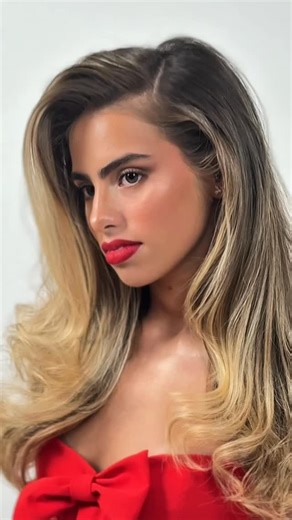 Hugo Aguilera on Instagram: "Diosa @hannaguerreros 🫶🏻 Les dejo acá este maquillaje con labial rojo, hace mucho no hacía (no me pedían más) Produ para @lapeluhairstudio El labial que use se llama Locked kiss-Ruby True. 🤞🏻 Tienen 20% de descuento en toda la tienda MAC del shopping shopping del sol o paseo galería usando Mi condigo de descuento HA012026 (hace screen y mostra las veces que quieras hasta el 31 de marzo sin límite) @vendomepy #taylorswift #erastour #yousomac #lockedkiss"