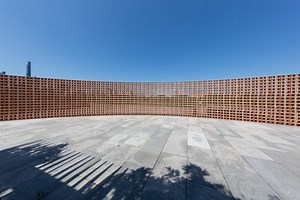 Héctor Zamora erects curved brick wall Lattice Detour on The Met rooftop