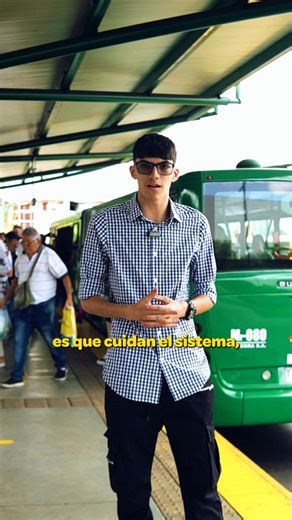 Les presentamos a @milo_ejebuses Camilo, un fan de #Megabús desde muy niño 💛🚍. Conoce cada parte del sistema, se sabe las descripciones técnicas y hoy estudia Gestión de Mantenimiento Automotor en el SENA, soñando con algún día trabajar con nosotros. Porque en #Megabús también movemos sueños. #megatuyosiempre💚🚎 | Megabús