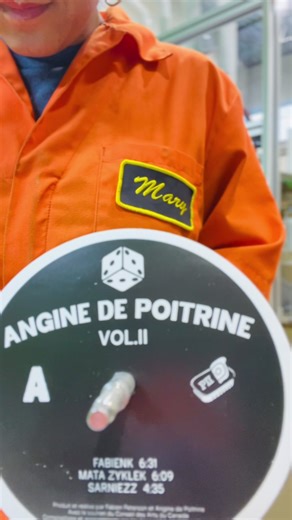 Retour dans l’univers microtonal et intergalactique ⚫🛸⚪️ On a relancé le pressage de @Angine de Poitrine Vol. II — pressage canadien no.02 chez Drummond Vinyl 💿 Ça tourne à nouveau dans l’usine… et ça sonne toujours aussi surréaliste 👀 #microtonal #mathrock #canadianpressing #intergalactic #behindthescenes ***** Back in the microtonal intergalactic universe ⚫🛸⚪️ We restarted pressing Angine de Poutrine Vol. II — Canadian pressing 02 at Drummond Vinyl 💿 Spinning through the plant once again…