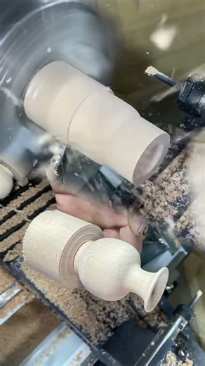 Satisfying Woodworking: The Perfect Mini Vase 🪵✨