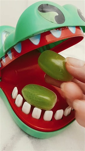 SATISFYING CROCODILE EATING FTESH.GREEN CHERRY TOMATOES #satisfying #short #trending